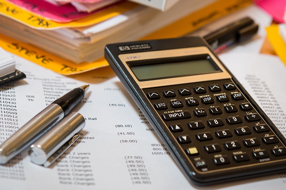 calculator-pen-and budget-on-desk